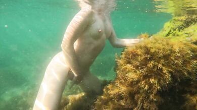 Slim girl swims naked in sea and masturbate her pussy