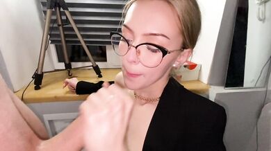 A successful acquaintance on Tinder is a juicy blowjob at the first meeting.