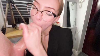 A successful acquaintance on Tinder is a juicy blowjob at the first meeting.