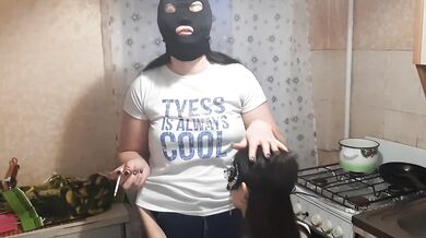 Курю сигарету, плюю ей в рот, даю пощечины и пососать палец - IkaSmokS