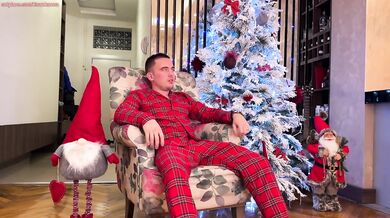 Santa grants wishes ONLY BAD GIRLS! Riding a HUGE dick and a MASSIVE FACIAL