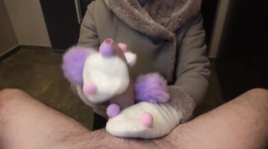 A classmate came to me to study, but the cock jerked off in gloves