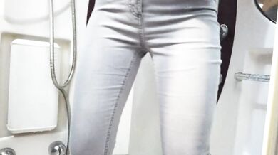 Pissed off her jeans and played with wet pussy in the shower