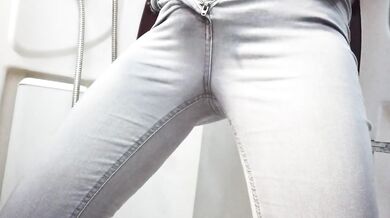 Pissed off her jeans and played with wet pussy in the shower