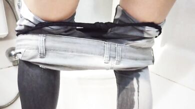 Pissed off her jeans and played with wet pussy in the shower
