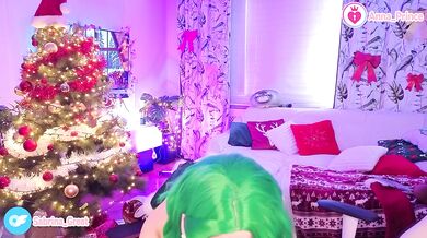 Sexy Grinch Tries to dance!
