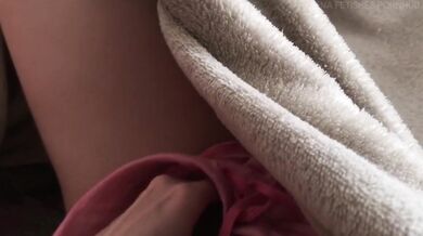 My roommate notices?! Hidden under the covers, I can't control it! I masturbate until I orgasm