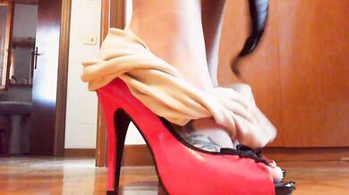 Your Italian giantess reduces you to dust in this magnificent video