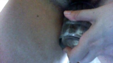 Nicoletta cleans her bathroom with hot pee. Do you want to help her?