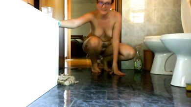 Nicoletta cleans her bathroom with hot pee. Do you want to help her?