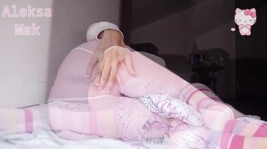 Hot Babe Masturbating 