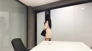 The boss fucked a lustful secretary in the toilet