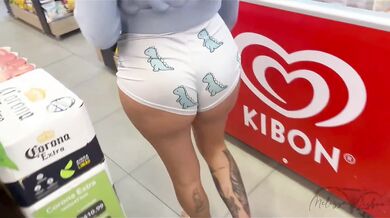 Vespera de ano novo e a loja estava aberta 24hr, e a putinha querendo foder no banheiro sem se importar se fomos pegos no flagra