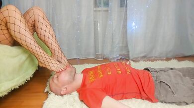 I love to lick delicate women's feet and shoes