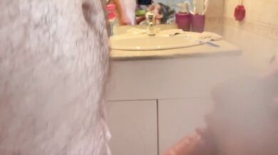 Je le suce dans la salle de bain chez ma sœur et il remplit ma bouche de sperme