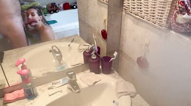 Je le suce dans la salle de bain chez ma sœur et il remplit ma bouche de sperme