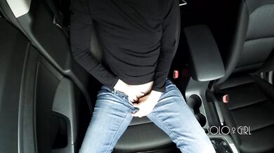 Public masturbation in the parking lot, almost caught while play with pussy