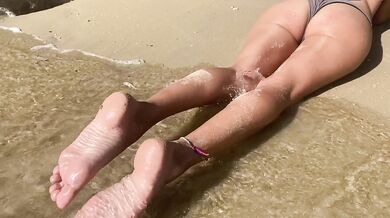 Exhibitionist girl public masturbation and orgasm in public nudist beach