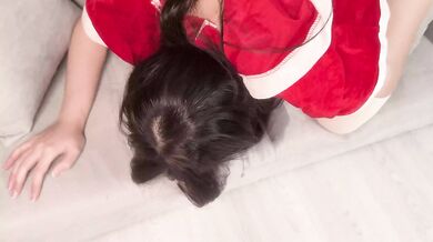 The girl I picked up at a Christmas party squirted so much that the sofa smelled like a bitch
