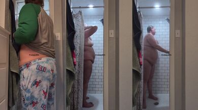 Shower with P1SSQUEEN