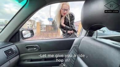 Красивая Блондинка Wicki Lick Публично Мастурбирует в Машине
