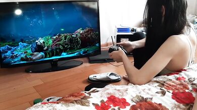 My stepsister plays console and I masturbate behind her back (dripping pussy, pussy cumming)