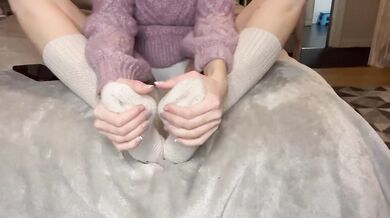 Innocent teen came back from her class and taking care of her gorgeous legs