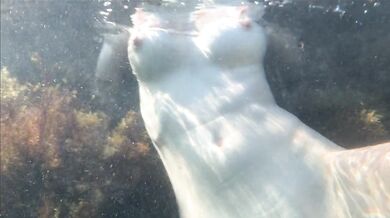 Caught a mermaid masturbating, watching her holes underwater at sea