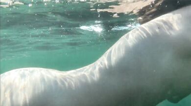 Caught a mermaid masturbating, watching her holes underwater at sea