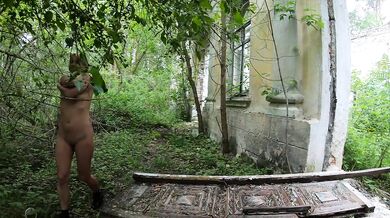 Naked girl came to a scary abandoned house