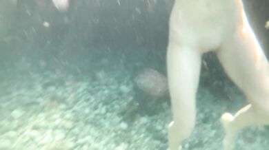 Naked girl swims in the sea and masturbate underwater