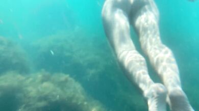 Naked girl swims in the sea and masturbate underwater