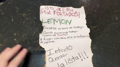 El elfo mal portado hará lo que sea para no ser despedido por Santa