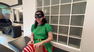 El elfo mal portado hará lo que sea para no ser despedido por Santa