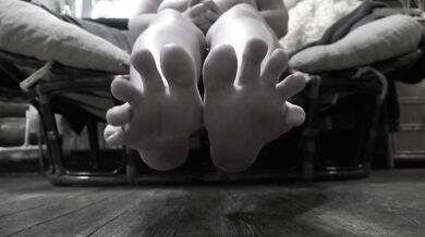 Mature woman feet and dirty talk feet fetish.