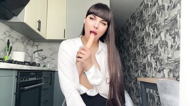 TEACHER FUCKED HERSELF IN THE KITCHEN