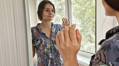 Girl sees that she is beautiful and masturbates in front of the mirror