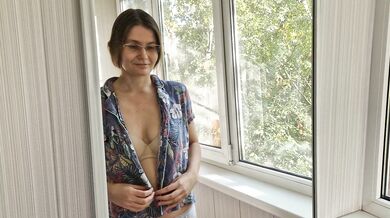Girl sees that she is beautiful and masturbates in front of the mirror