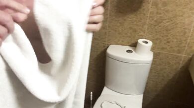 Chubby Whore Cali Charm piss in bathroom