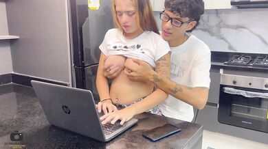 Enseño a mi hermanastra a jugar con mi computador y le hago sentir mi enorme polla