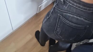 Padrastro tiene una erección tremenda cuando hijastra de 18 años froto accidentalmente su culo en mi polla dura