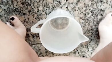 A very long pee almost 700 ml