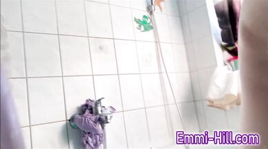 18yo Skinny Teen Squirt Fucks herself in bathtub!
