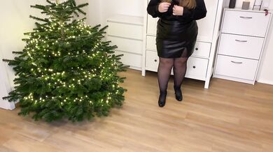 Masturbating mother-in-law gets son-in-law's hot cum near the Christmas tree