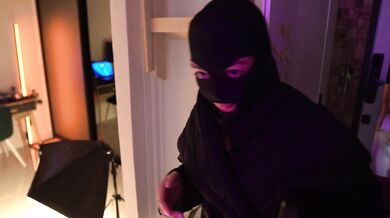 The robber wanted to steal the safe, oh, I defused her with my dick!fucked naughty girl hard
