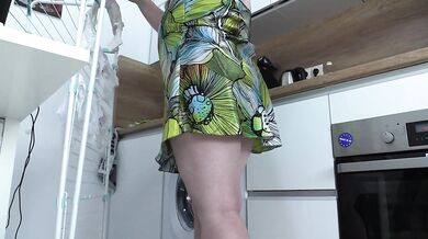 Mature bbw housewife upskirt, peeping.