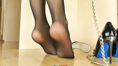 SECRETARY NYLON FEET ARE IN BOSS CUM. HANDCUFFS AND BLACK PANTYHOSE IN OFFICE