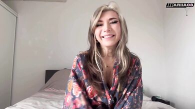 Goth francaise très chaude se baise le cul et la chatte en même temps (double penetration dildo)