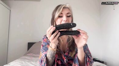Goth francaise très chaude se baise le cul et la chatte en même temps (double penetration dildo)