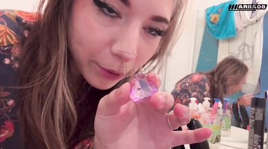 Goth francaise très chaude se baise le cul et la chatte en même temps (double penetration dildo)